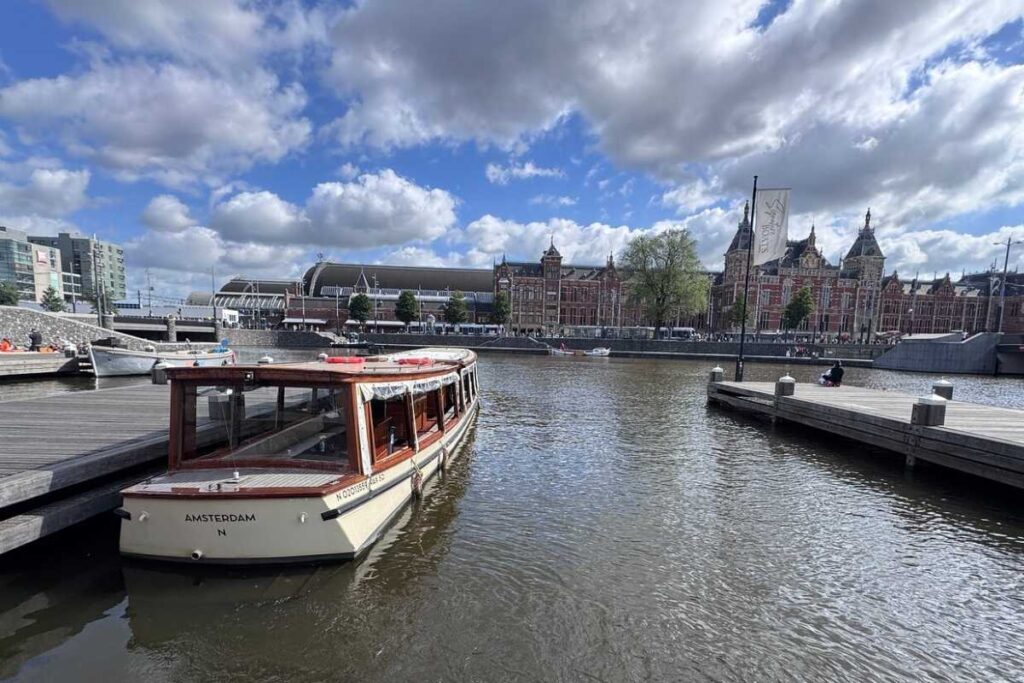 Amsterdam Canal Cruise Tickets: Prices, What to Expect and How to Book 2 What You'Ll See On The Cruise