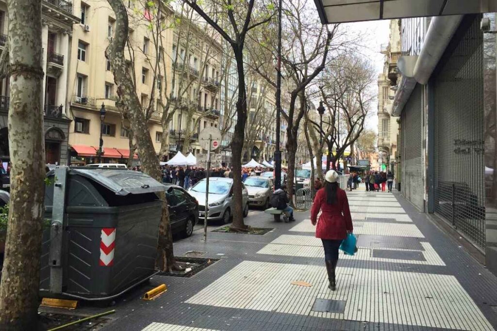 bruna walking in buenos aires