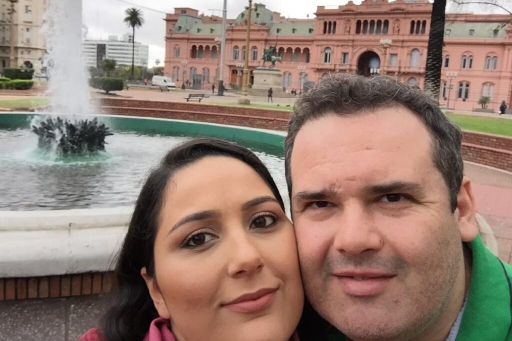 Me and Bruna in front of the Casa Rosada in the Plaza de Mayo, Buenos Aires (Lord, I miss my hair)