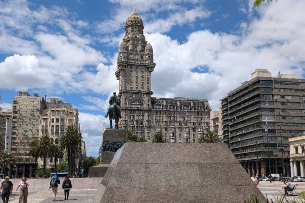 montevideo city tour plaza independencia