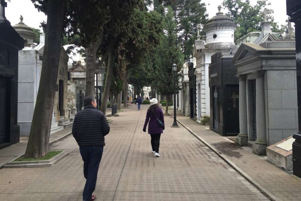 bruna walking on recoleta cemetery
